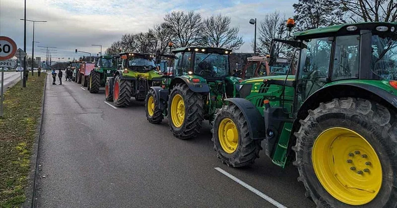 Fransa üfunətə qərq oldu: Fermerlər...