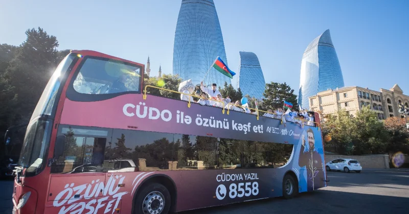 Дзюдо автобус на улицах Баку И праздник, и день рождения; фото, видео