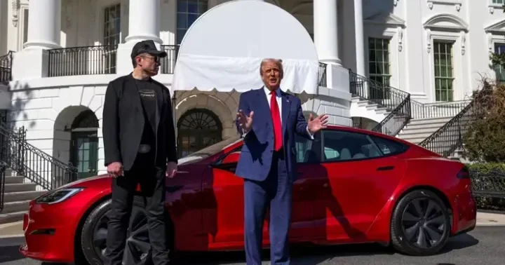Elon Musk ın siyasi mövqeyi Tesla ya baha başa gəldi: 1 milyondan çox avtomobil itkisi