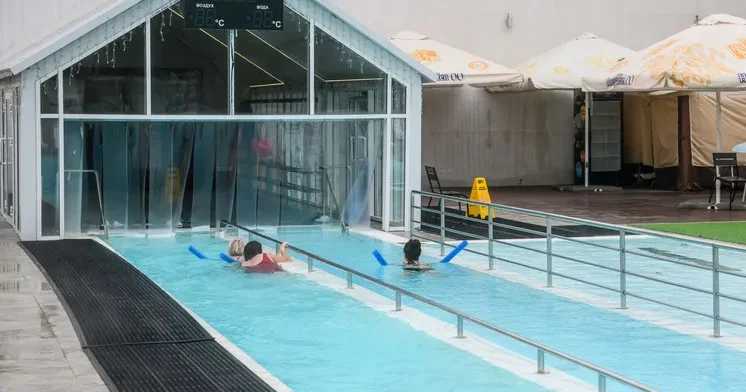 Çində ata qızına üzməyi göstərmək istəyərkən boynunu sındırıb