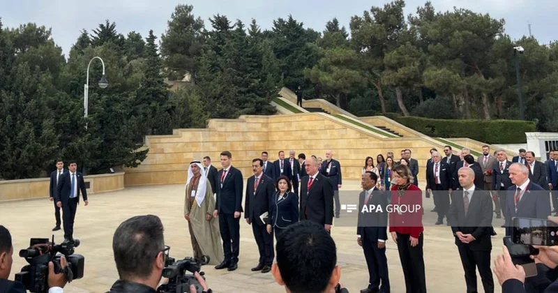 Beynəlxalq Parlament Konfransının iştirakçıları Fəxri xiyaban və Şəhidlər xiyabanını ziyarət ediblər FOTO
