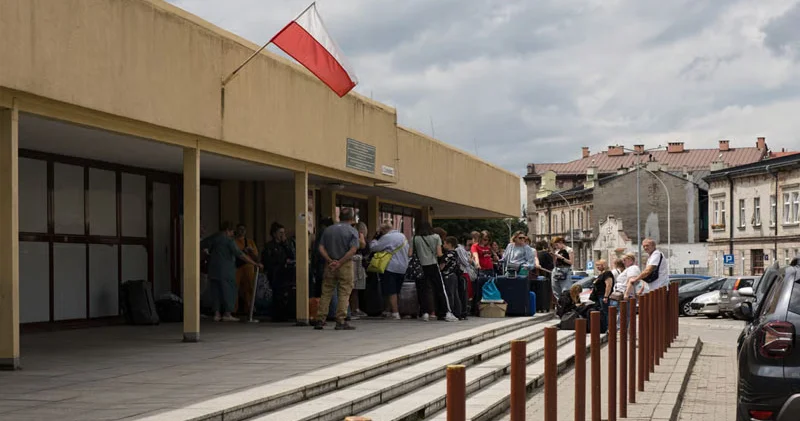 Ukraynalı kişilərin yeni qaçqın axını Avropada narazılıq yaradıb Politico