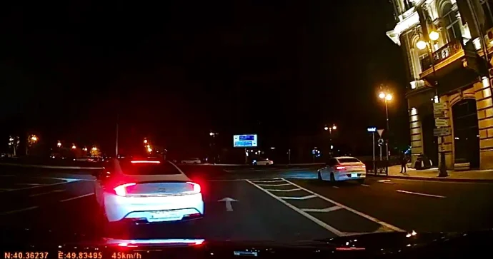 Dairədə avtomobili sıxışdıraraq qəza riski yaradan sürücü 77 TA 666 VİDEO