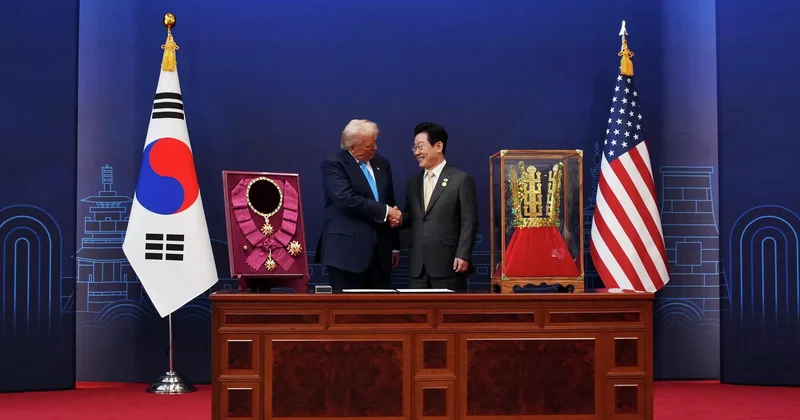 Трампу подарили копию королевской короны Minval Politika