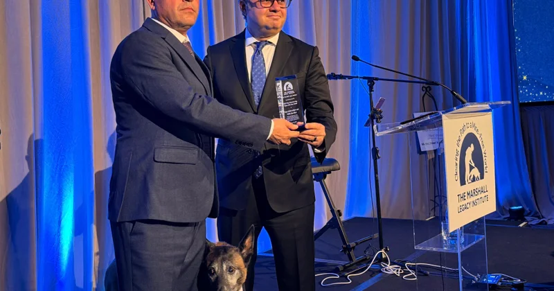 Vaşinqtonda ANAMA əməkdaşına və onun itinə “İlin minaaxtaran it komandası” mükafatı təqdim edilib