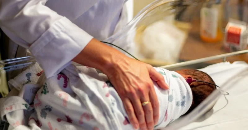 Sığınacaqda qalan 16 yaşlı qadın körpəsindən İMTİNA ETDİ VİDEO