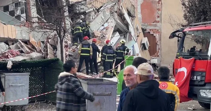 Шестиэтажный дом рухнул вблизи строительства метро в Стамбуле, под завалами могут находиться люди