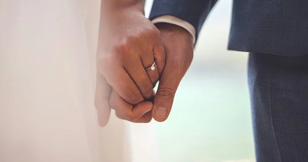 Xəstə bir qadın böyrəyi üçün evləndi və ərinə aşiq oldu...