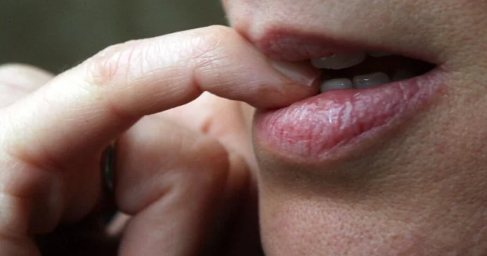 Köməkçi qadın deputatın dırnağını tutdu, masaj etdi FOTO