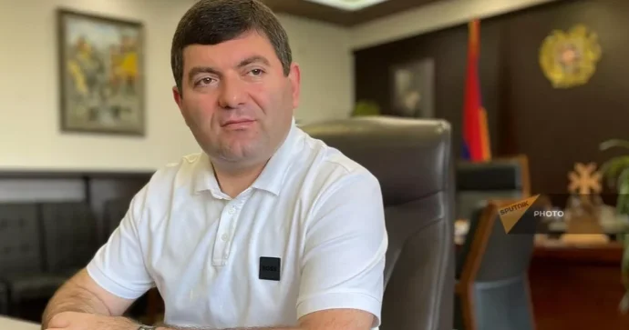 Ermənistanda şəhər meri təyyarədən çıxarkən həbs edildi