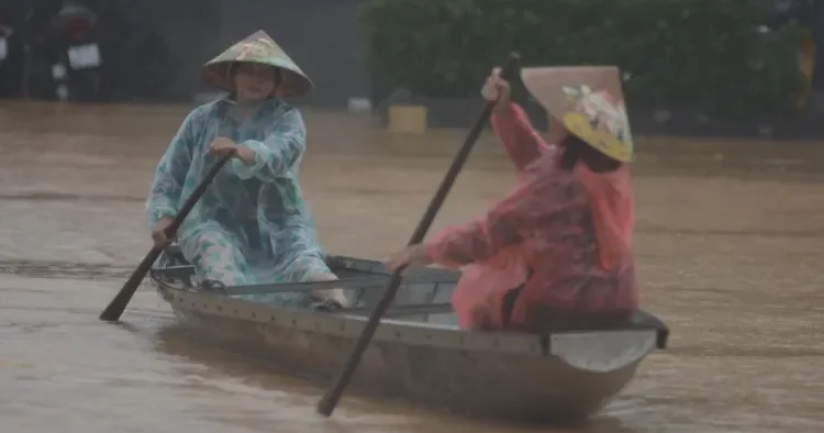 Vyetnamda tarixi şəhərlər su altında QALDI