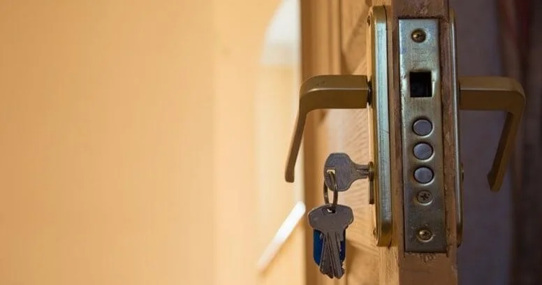 Qapısında bu işarə olanların bir bir evlərinə girirlər