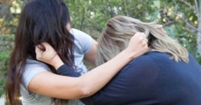 35 yaşlı qadın parkda dincələn həmcinsinə ağır xəsarət yetirdi TƏFƏRRÜAT