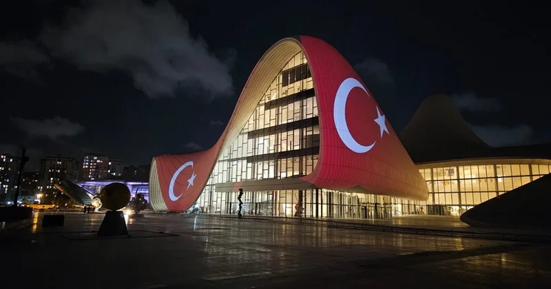 Heydər Əliyev Mərkəzi Türkiyə bayrağı ilə proyeksiya olundu
