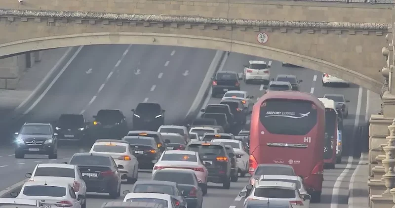 Заглохший автомобиль заблокировал бакинский туннель ФОТО