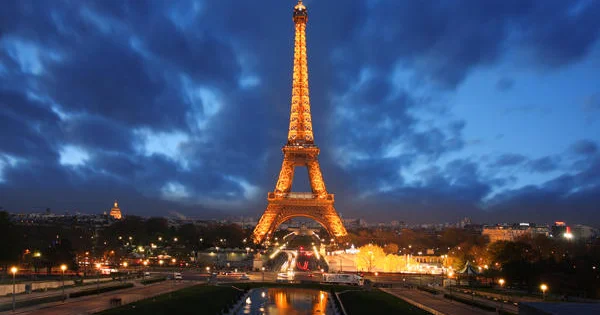 Неизвестный тайком от охраны провел ночь на Эйфелевой башне
