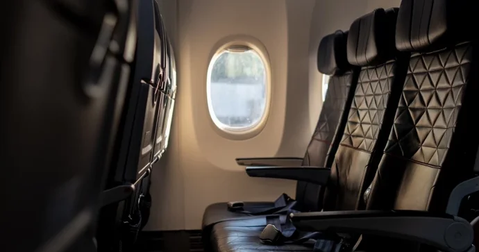 Təyyarədə DƏHŞƏT! İki nəfəri çəngəllə yaraladı