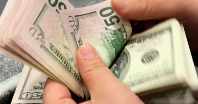 Köhnə ev aldılar Xalçanın altından çoxlu pul tapdılar