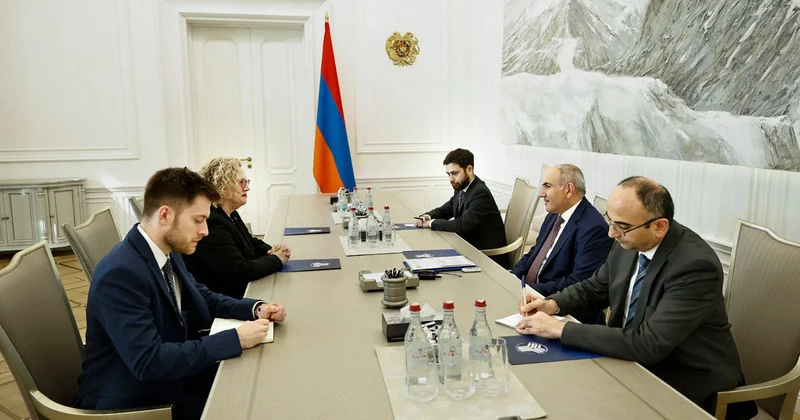 Paşinyan Britaniya səfiri ilə Azərbaycanla münasibətlərin normallaşdırılmasını müzakirə etdi