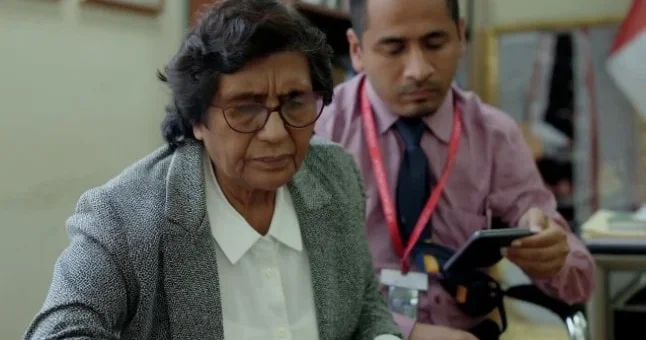 Millət vəkili parlamentin ofisində ayağını masaj etdirdi FOTO KONKRET