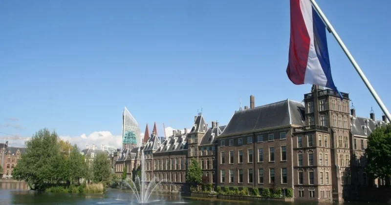 Niderland parlamentinin aşağı palatasına növbədənkənar seçkilər keçiriləcək