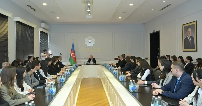 Emin Əmrullayev III Maarifçi tələbə məzun təcrübə proqramının iştirakçıları ilə görüşüb