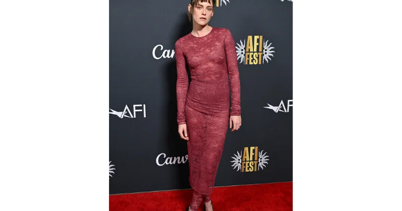 Звезда Сумерек вышла на публику в необычном платье