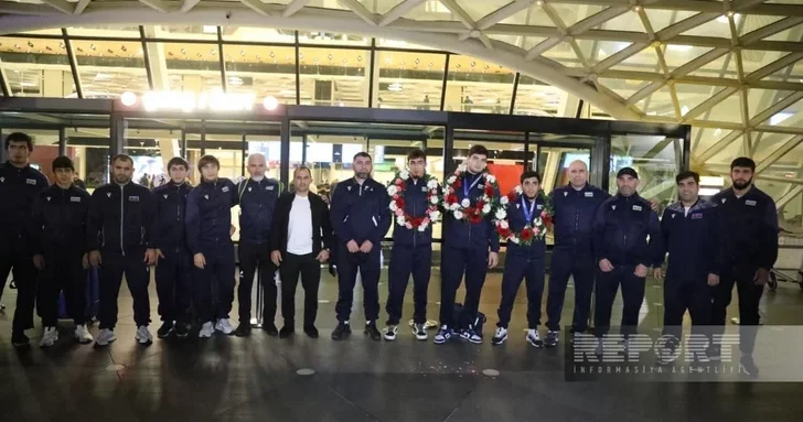 Азербайджанские борцы, завоевавшие медали на чемпионате мира, вернулись на Родину