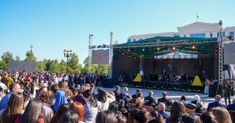 В Агдаше девушка в образе цветка айвы правительственная трибуна