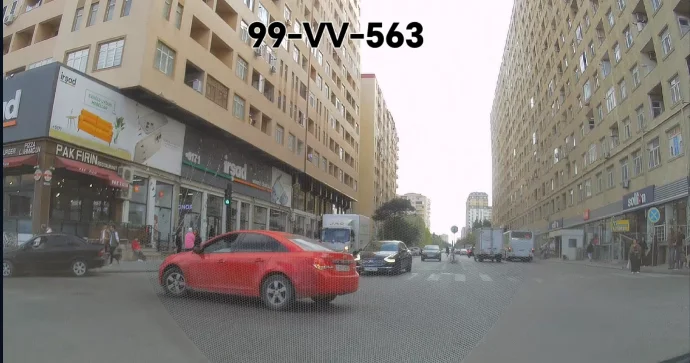 Yolayrıcını düzgün keçməyən sürücü qarşıdan gələnə təhlükə yaratdı VİDEO