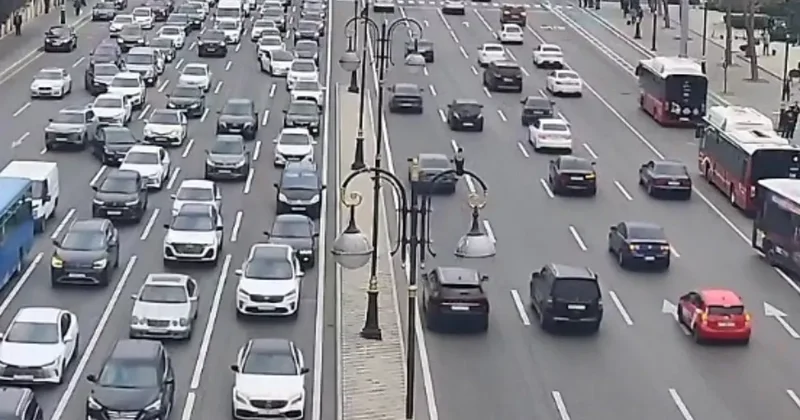 На 15 улицах Баку наблюдается большая плотность движения Список дорог/ФОТО