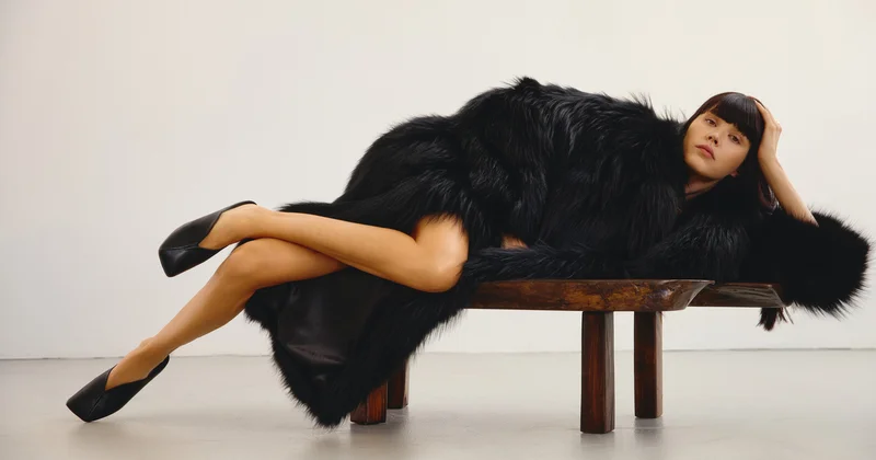 Uzun xəz palto və xəz çantadan bəbir naxışlı Panama papağına qədər...