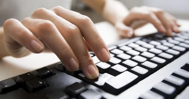 Amerikalı alimlər: Qadınlar elektron məktublarda bundan dah çox istifadə edir