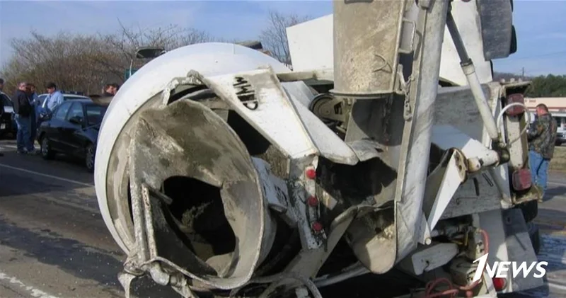 В Агдере бетономешалка опрокинулась в овраг