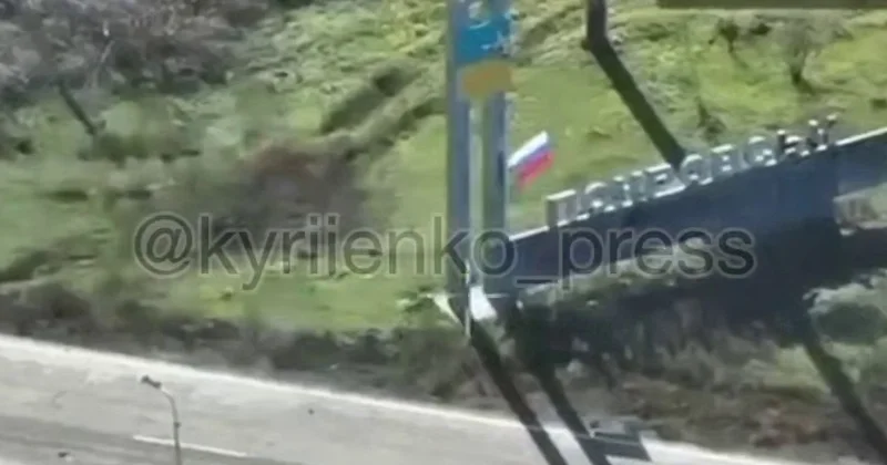 Ruslar Pokrovskda bayraq QALDIRDI: Bir saat sonra Ukrayna şəhəri vurdu