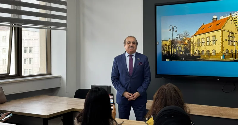 Akademik Rafael Hüseynov BDU tələbələri üçün ustad dərsi keçib