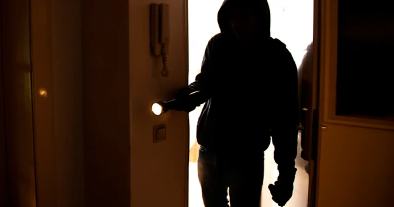 Ограбил квартиру и улетел в Россию