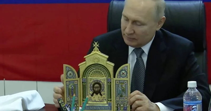 К солдатам явился Путин с иконами и рассказал, как хорошо идет война видео