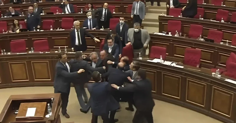 Ermənistan parlamentində deputatlar arasında kütləvi dava düşüb KONKRET