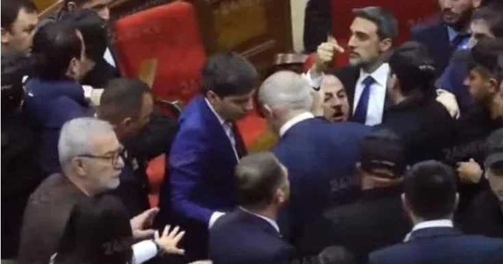 Yumruqlar və butulkalar havada uçur: Ermənistan parlamentində kütləvi dava VİDEO