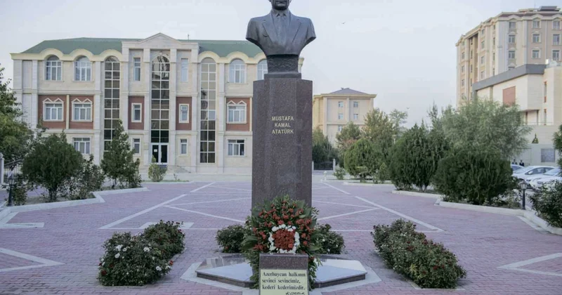 Bakıda Atatürkün heykəli ziyarət olunub