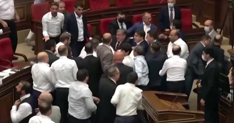 Массовая драка в парламенте Армении Рубинян не против ВИДЕО