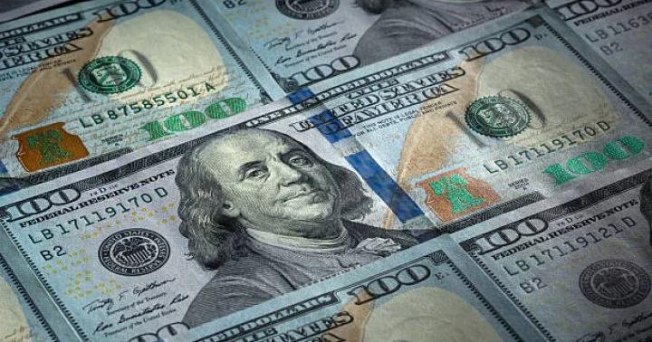 Əhali dollar satır, Mərkəzi Bank alır Azərbaycanda dollar bolluğu