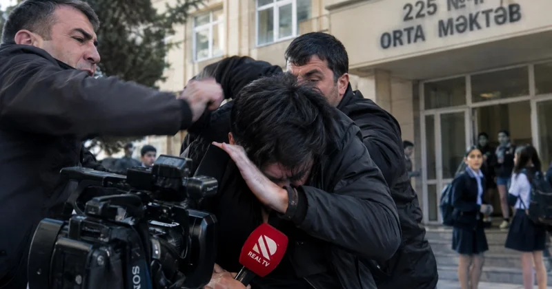 Məktəbdə jurnalisti döymək: Həqiqətdən qorxan kimlərdir?