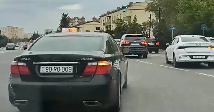 Soldan sağa atılan sürücü maşını sıxışdırdı 90 RO 009 VİDEO