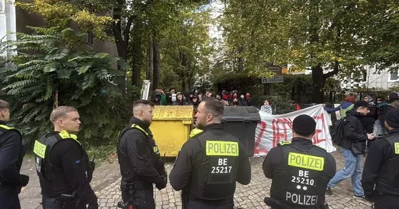 В Берлине активисты заблокировали вход в еще один вуз