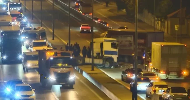 В Баку грузовик попал в аварию: движение в направлении метро Кёроглу ограничено
