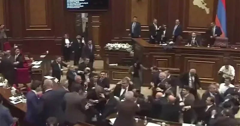 Erməni deputatlar yenə dalaşdı Video