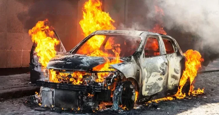 Sumqayıtda “Nissan” markalı avtomobil yandı