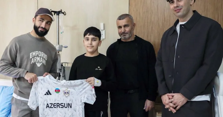 Qurban Qurbanov və futbolçular Milli Onkologiya Mərkəzini ziyarət etdilər FOTO